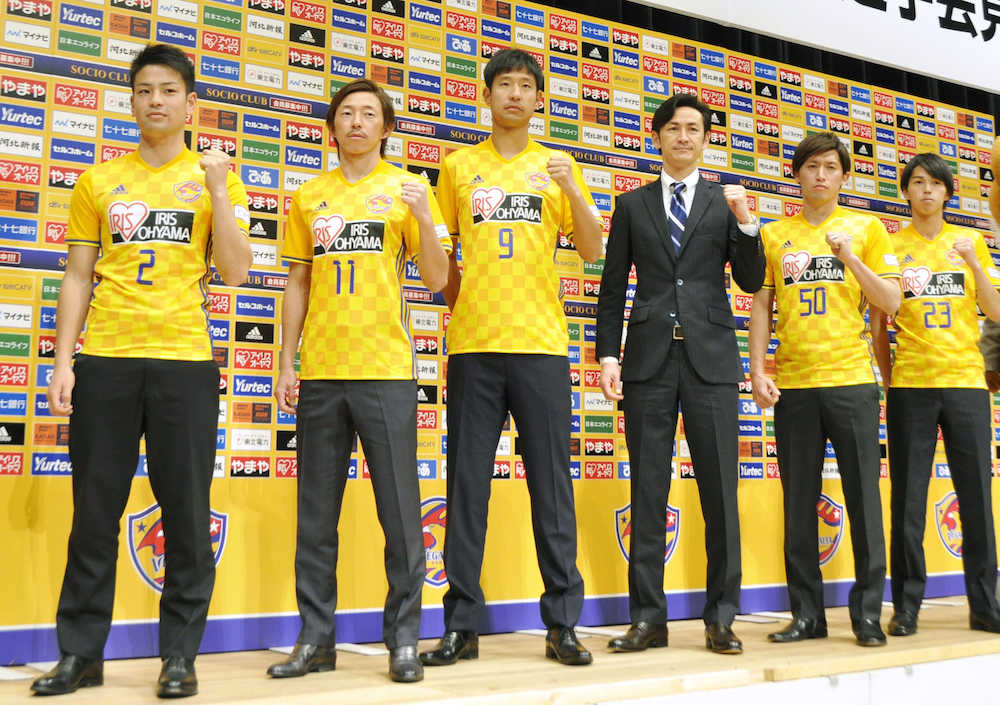 新加入選手の記者会見後、新ユニホーム姿で撮影に応じるＪ１仙台の平山（左から３人目）ら