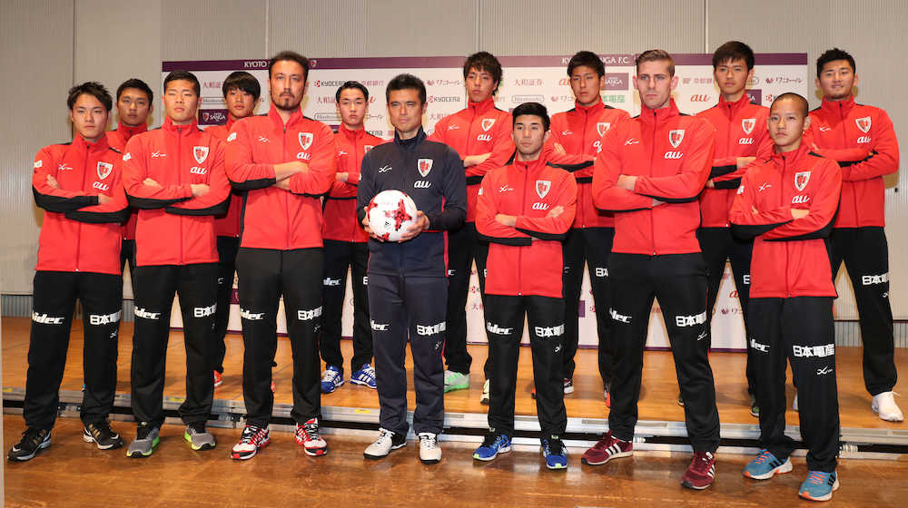 新体制発表で記念写真に納まる闘莉王（前列左から３人目）らＪ２京都の新加入選手
