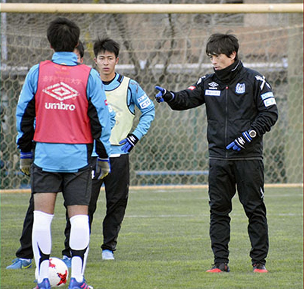 Ｊ３のＧ大阪Ｕ―２３の選手たちを指導する宮本監督（右）