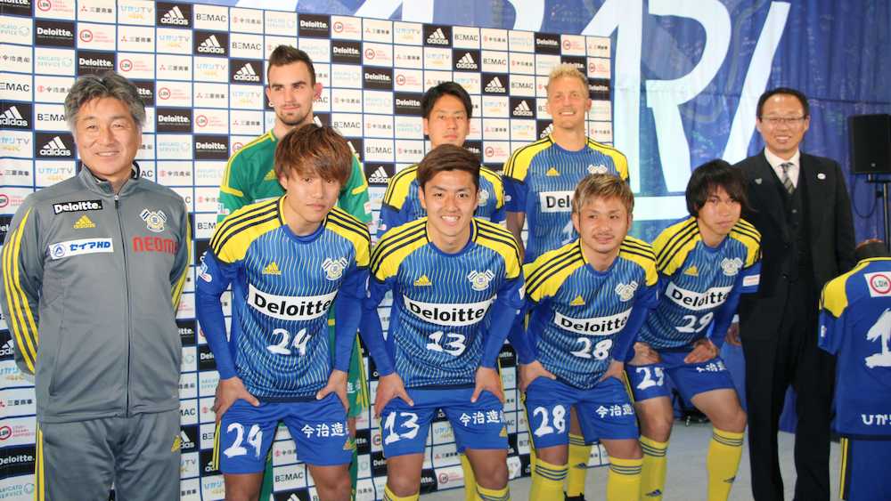 新体制を発表し、新加入選手たちと記念写真に納まるＦＣ今治の岡田武史オーナー（右端）。左端は吉武博文監督