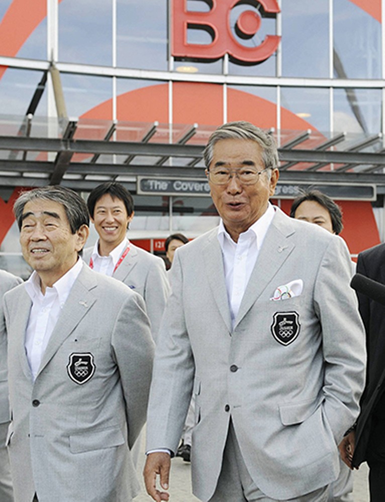 ０９年９月、石原都知事（右）と東京五輪の誘致活動をする岡野俊一郎さん（左）