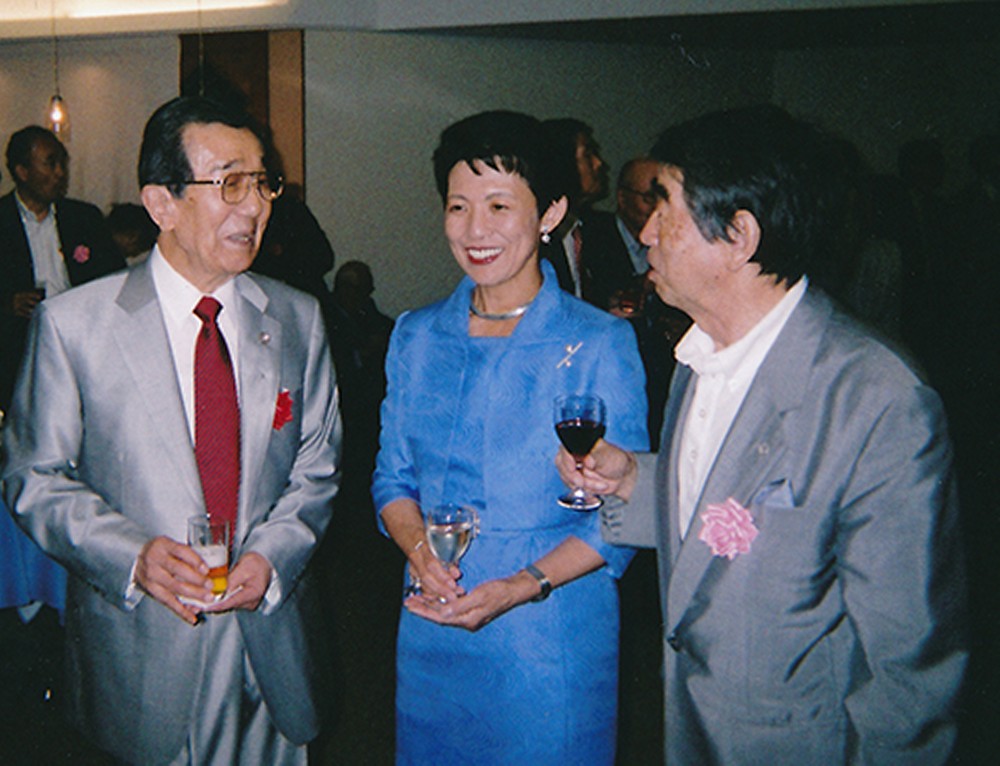 ０５年、三菱ダイヤモンドサッカーでコンビを組んだ金子勝彦アナ（左）、高円宮妃久子さまと談笑する岡野俊一郎さん