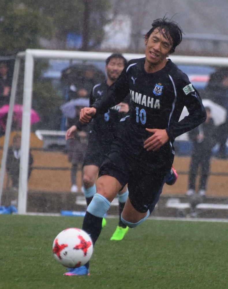 雨の中、ボールを追う磐田ＭＦ中村俊
