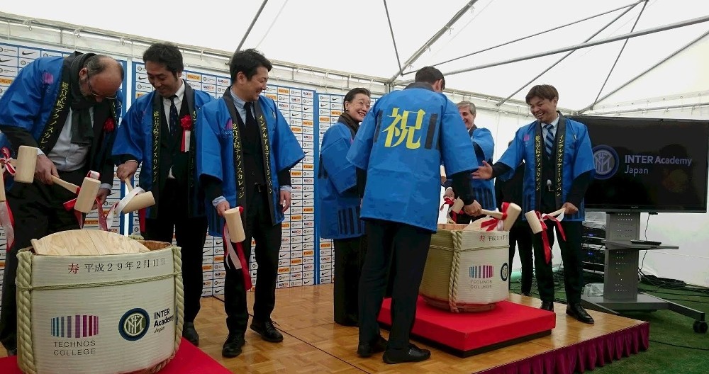 インテルアカデミー・ジャパン府中校の開校イベントに登場した元日本代表ＦＷ城彰二さん（右端）