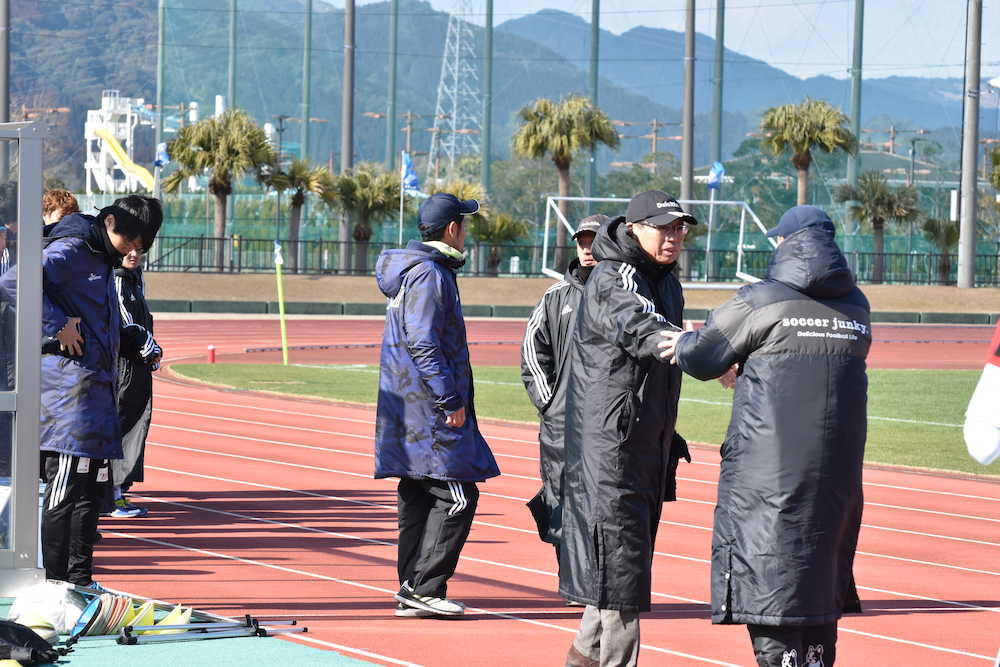 試合後、横浜ＦＣの中田監督と握手を交わす岡田氏