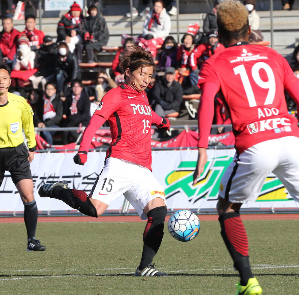 ＜浦和・ＦＣソウル＞後半、同点ゴールを決める浦和・長沢（左）