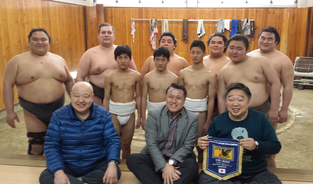 ＪＦＡアカデミー福島の相撲部屋実習を視察した日本サッカー協会の田嶋会長（前列中央）