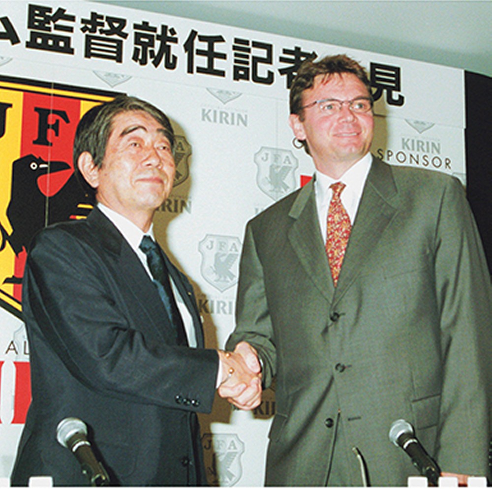 ９８年、トルシエ氏（右）が日本代表の監督に就任し、握手をかわす岡野俊一郎さん