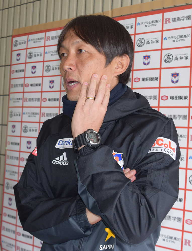練習試合で６失点しがっくりの新潟・三浦監督