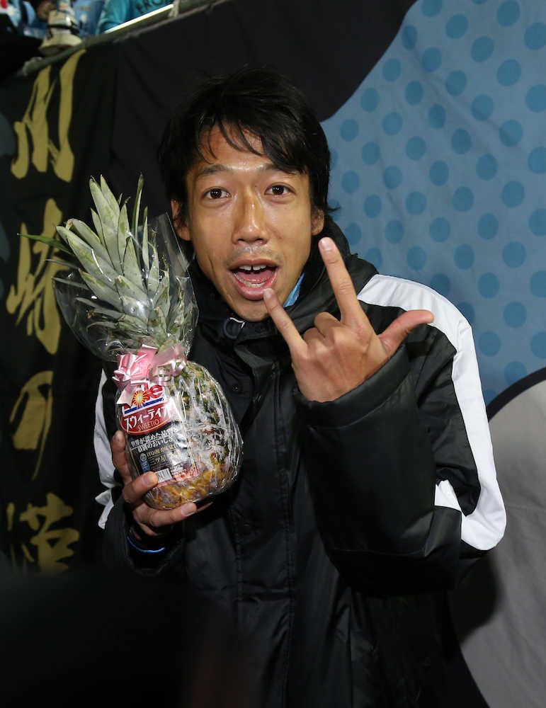 ＜大宮・川崎Ｆ＞開幕戦を勝利した川崎Ｆ・中村は、パイナップルを手にジャスティスポーズで喜ぶ