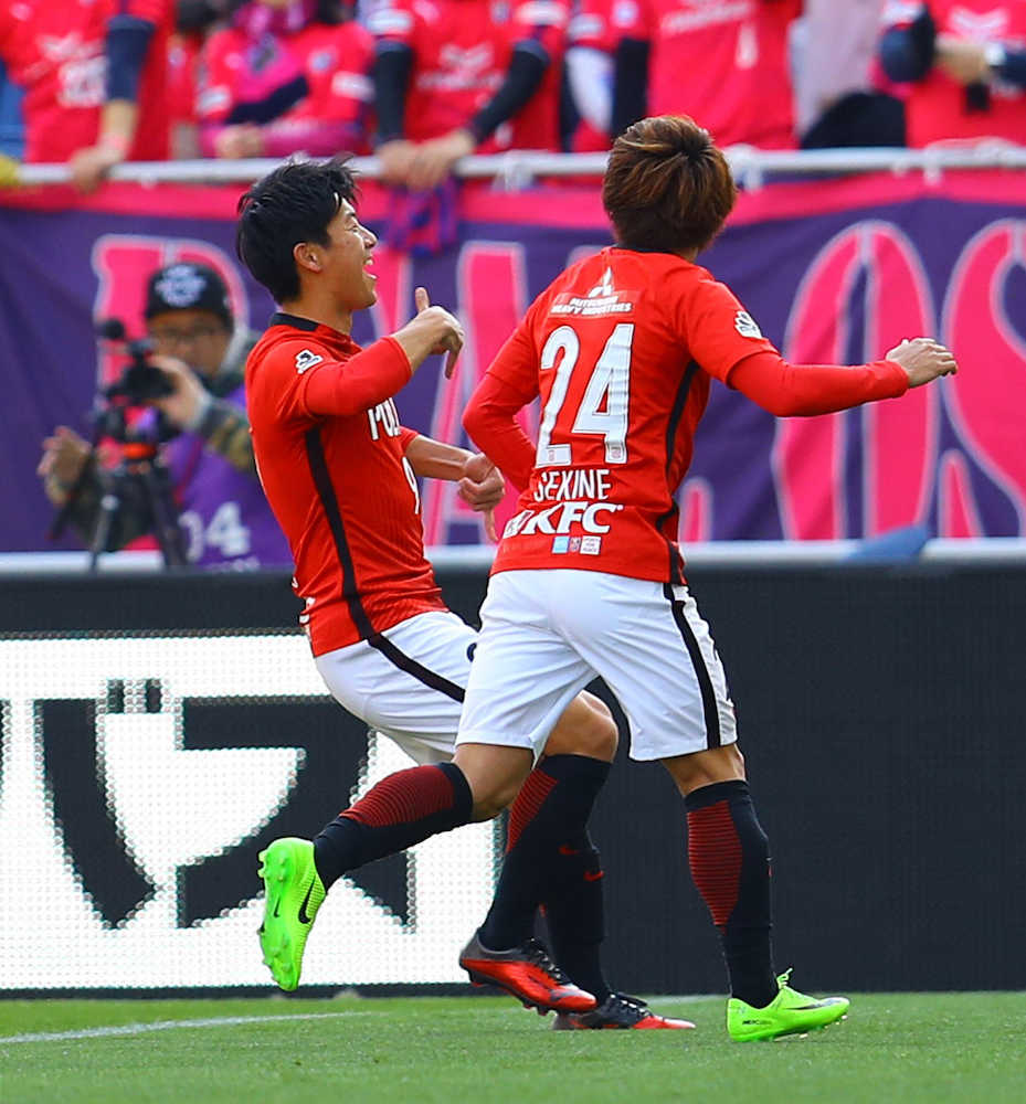 ＜浦和・Ｃ大阪＞前半、先制ゴールを決め喜ぶ浦和・武藤（左）