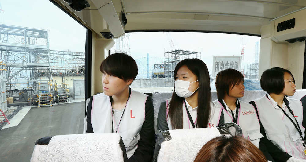 福島第１原発の構内をバスの車内から視察する、なでしこジャパンのＧＫ山根（左端）ら（代表撮影）