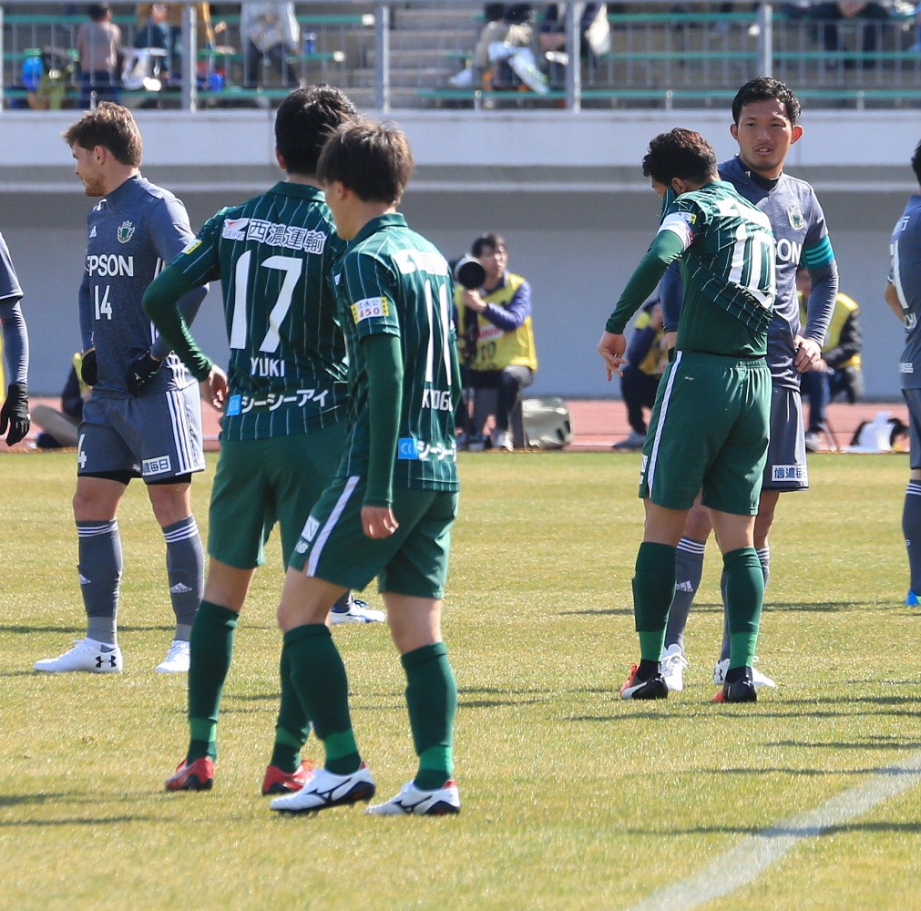１２日の岐阜―松本戦では両チームのユニホームが識別しづらく試合が中断