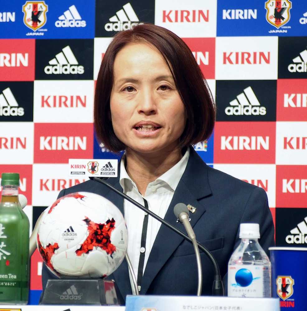 コスタリカ戦のメンバーを発表するサッカー女子日本代表の高倉監督