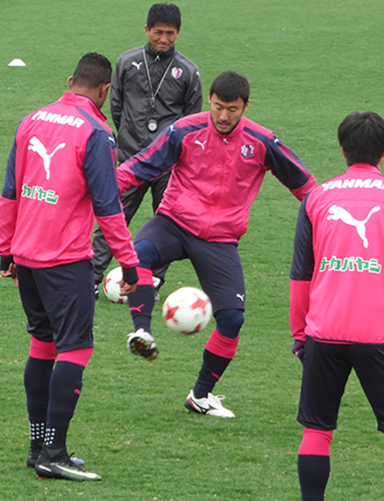 横浜戦に向けた練習でボールを蹴る茂庭（中央）