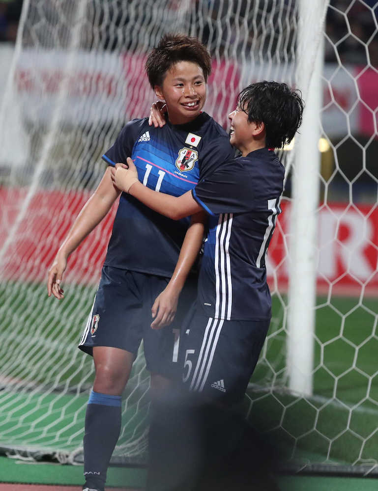 ＜日本・コスタリカ＞後半、ゴールを決めた田中（左）は笑顔を見せる