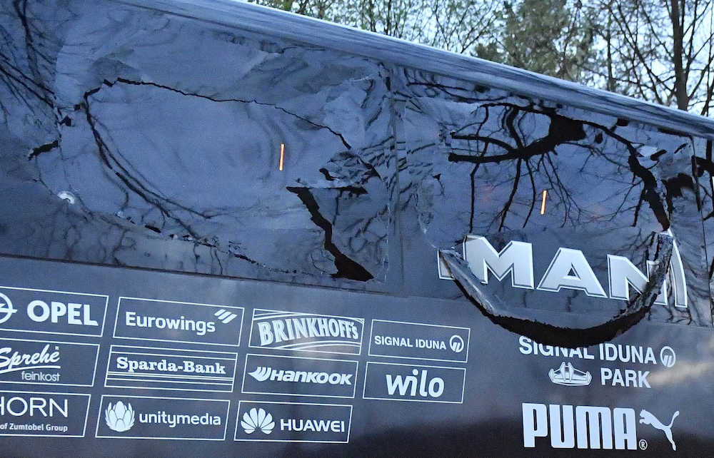 爆発で窓が破損したドルトムントのチームバス（ＡＰ）