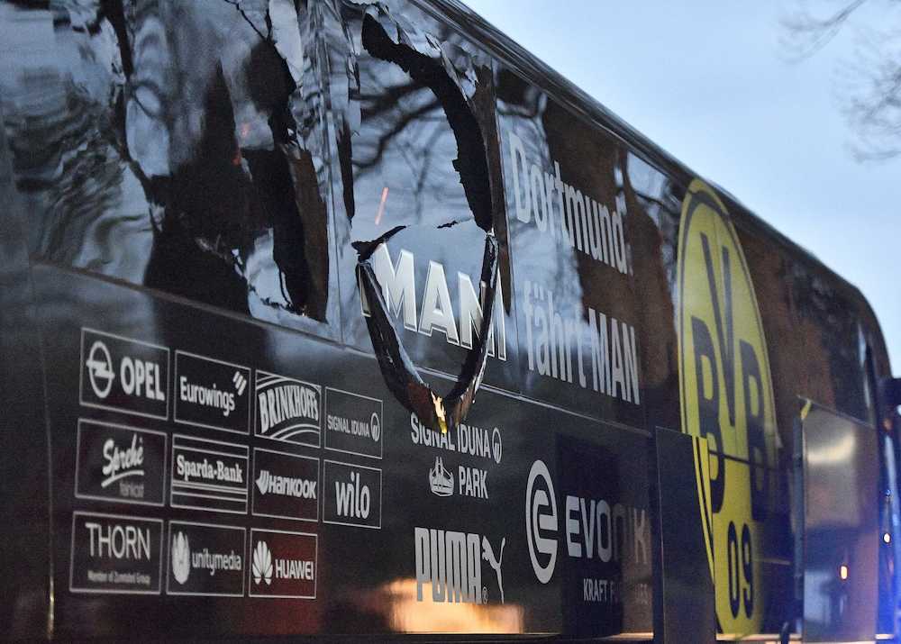 爆発で窓が破損したドルトムントのチームバス