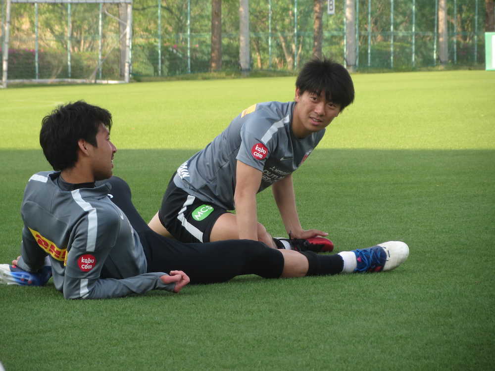 練習後、リラックスした表情でストレッチする浦和・武藤（右）