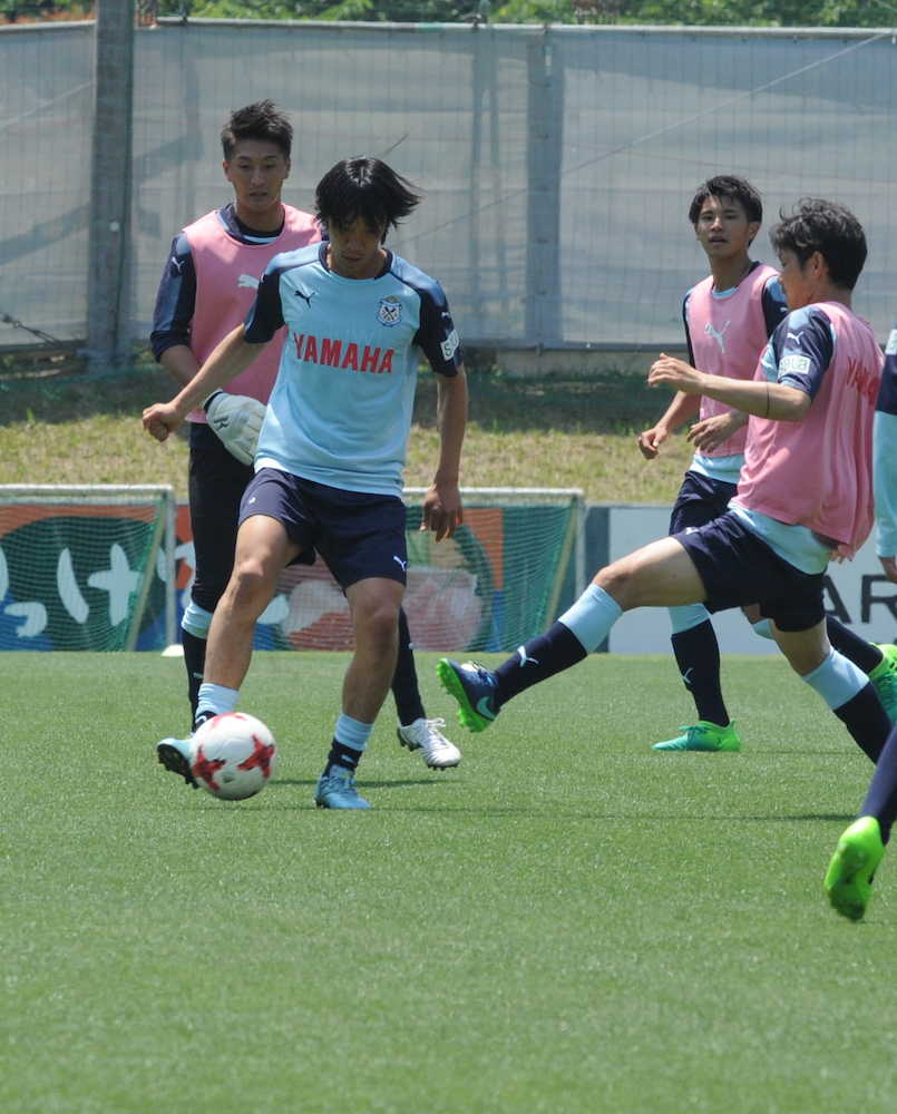 柏戦２トップの下で出場予定の磐田・中村俊（左から２人目）は練習にも気合いが入る