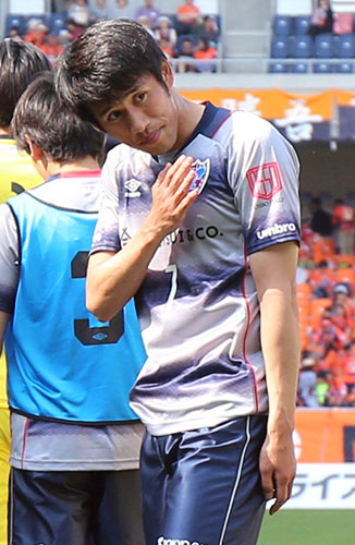 ４月３０日の長野戦の試合後、サポーターからの声援に胸のエンブレムを触りながら応える米本