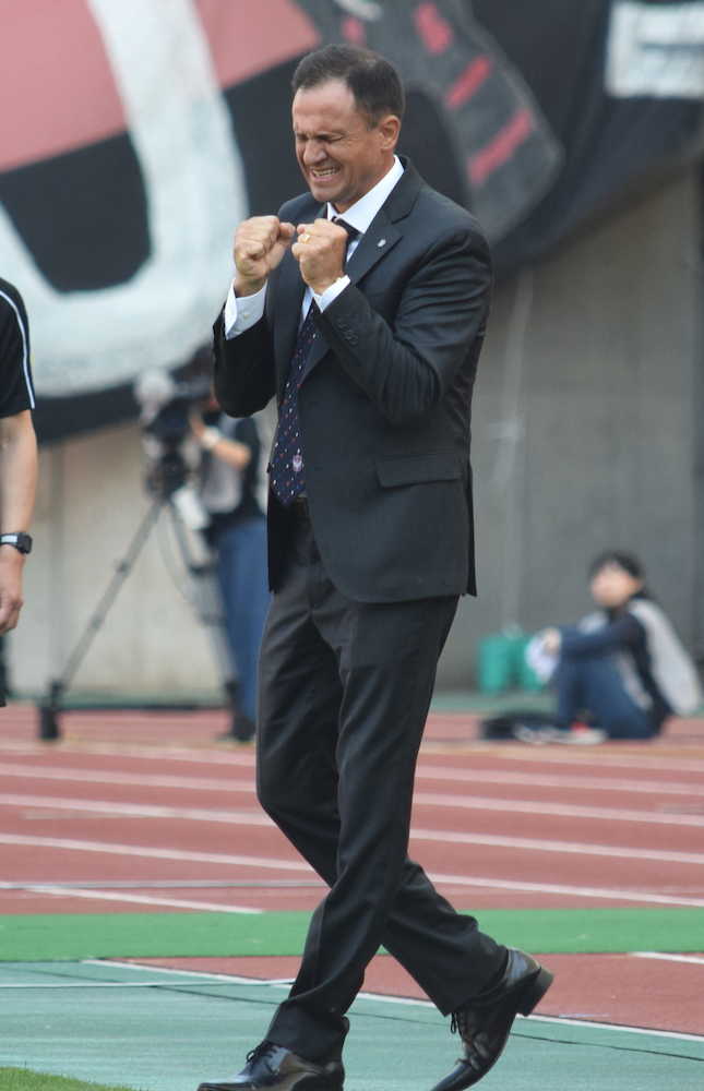＜新潟―札幌＞ゴールが決まった瞬間、呂比須監督は喜びをかみしめる