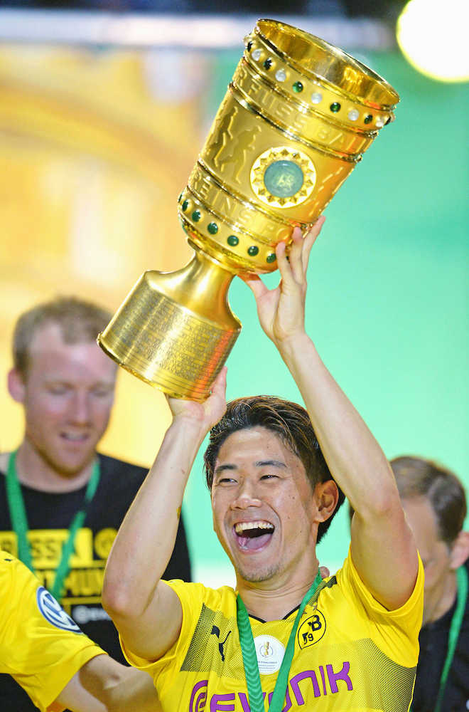 ドイツ杯で優勝し、カップを掲げて喜ぶドルトムントの香川