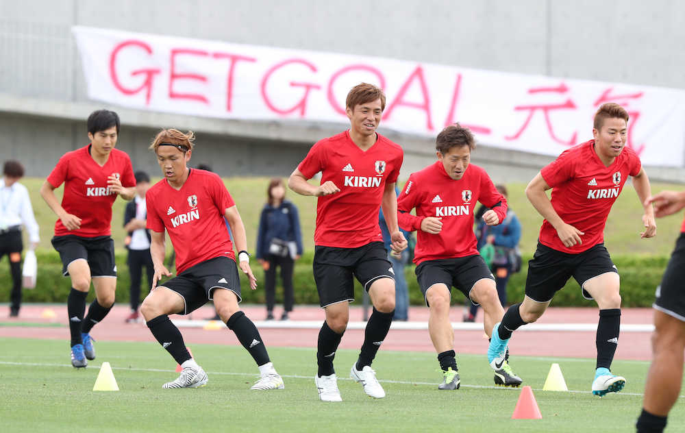日本代表練習で軽快な動きを見せる（左から）加藤、宇佐美、乾、宇賀神、浅野