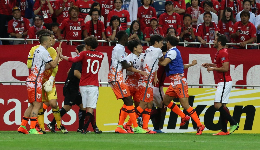 ５月３１日の試合で浦和の阿部に肘鉄を食らわせた済州の白（右から２人目）には、出場停止３カ月の処分が下された