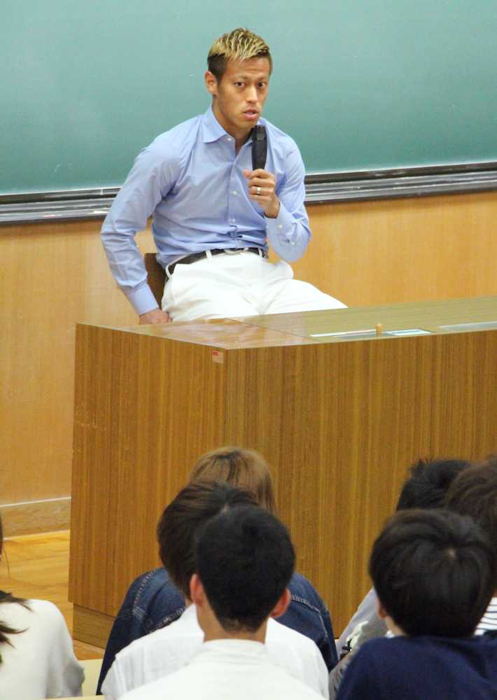 金沢大で学生らに講演する日本代表の本田