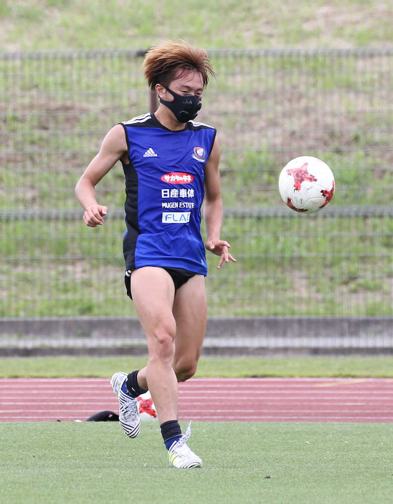鼻呼吸を促すトレーニング用のマスクを着用し軽快な動きを見せる横浜・斎藤