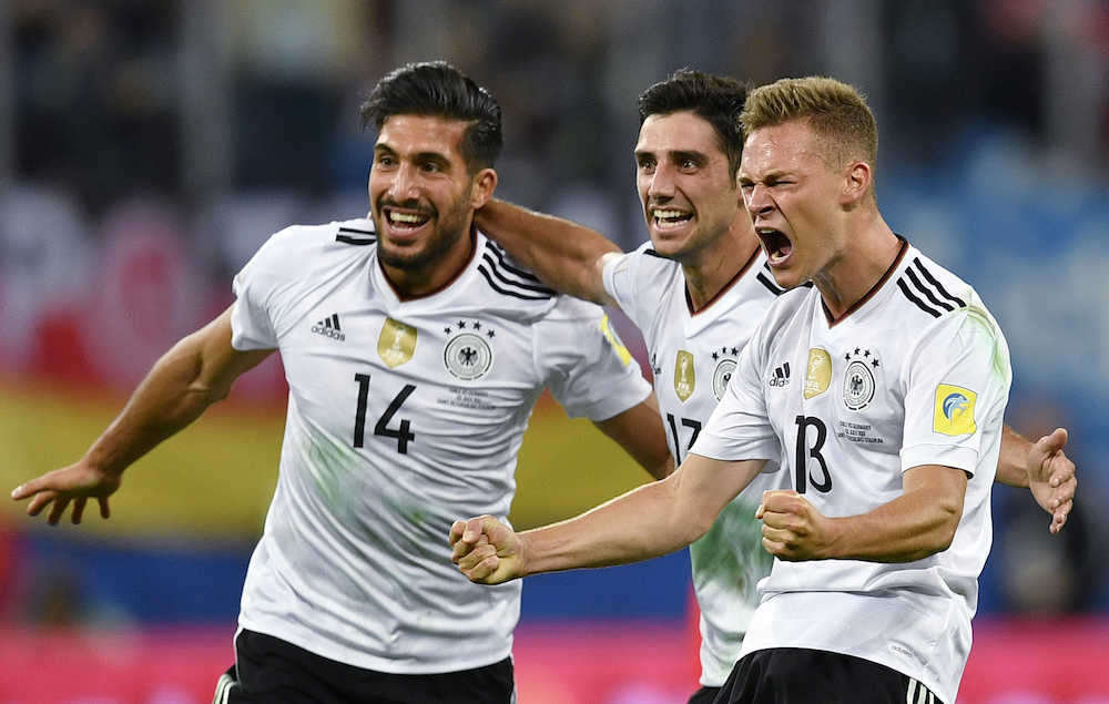 ＜ドイツ・チリ＞前半２０分、決勝ゴールを決めチームメイトと喜ぶドイツＭＦシュティンドル（右から２人目）