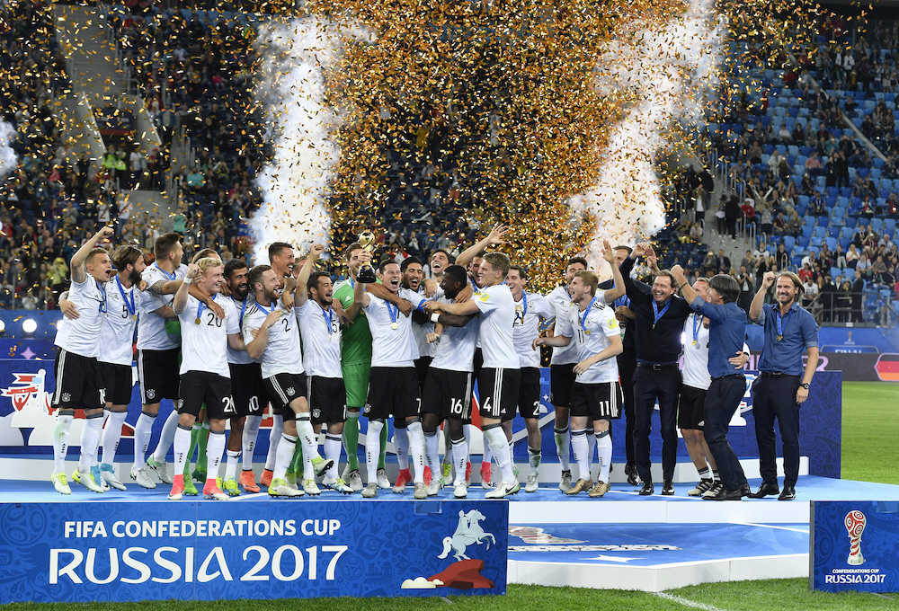＜ドイツ・チリ＞１点を守り抜き、コンフェデ杯初優勝を飾り喜ぶドイツイレブン