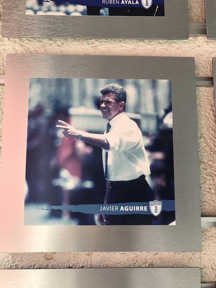 パチューカ本拠地エスタディオ・イダルゴのスタッフ陣専用のロッカールーム近くには歴代監督の写真が飾られており、前日本代表監督のアギーレ氏の写真もある