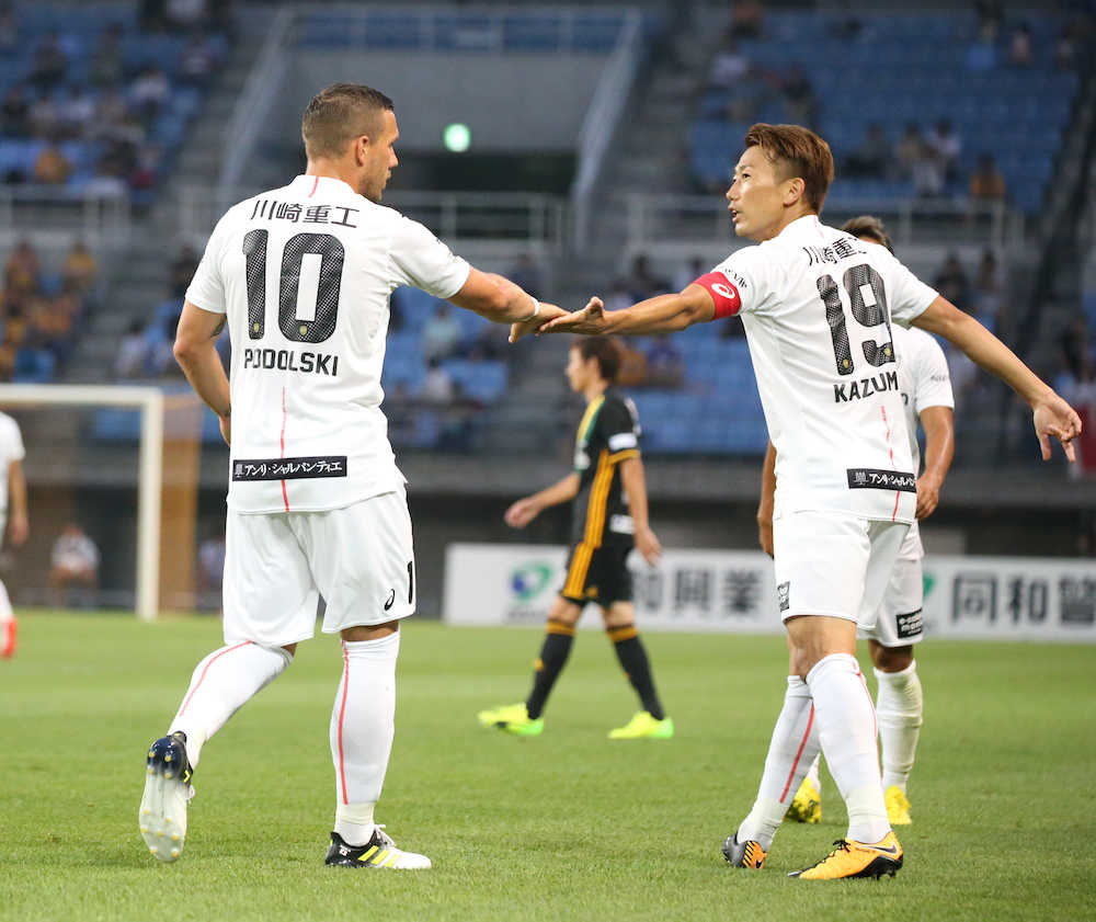 ＜仙台・神戸＞前半、神戸・ポドルスキ（左）はゴールを決めた渡辺を祝福