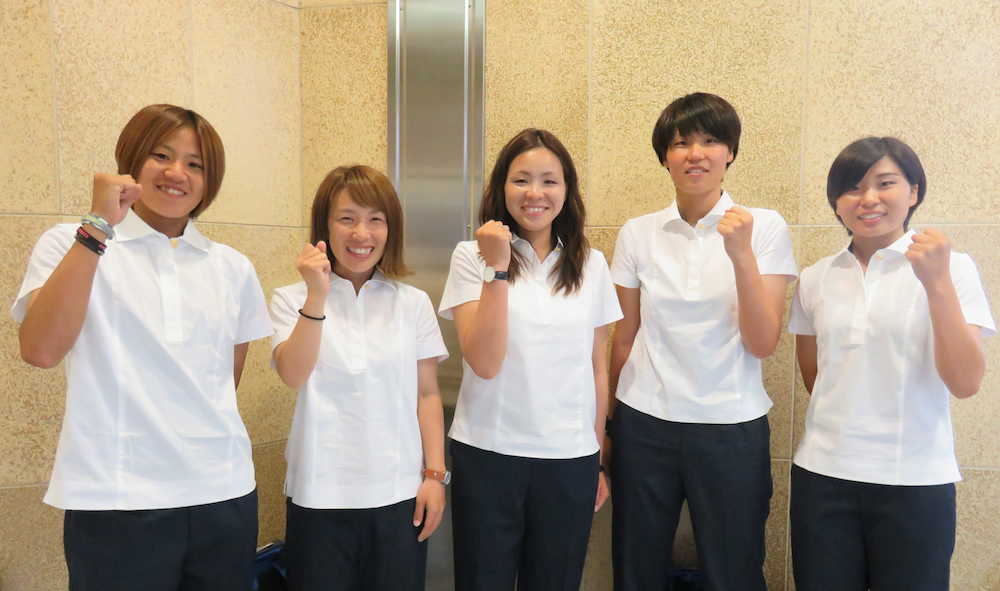 米国遠征に向かうなでしこジャパン初招集メンバーの（左から）ＤＦ坂本、ＦＷ泊、ＭＦ櫨、ＧＫ斉藤、ＤＦ万屋