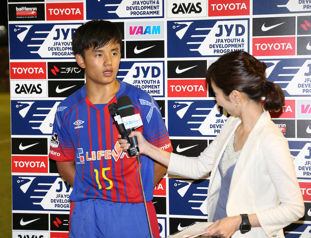 日本クラブユース選手権で連覇を達成しインタビューを受けるＦＣ東京Ｕ―１８・久保