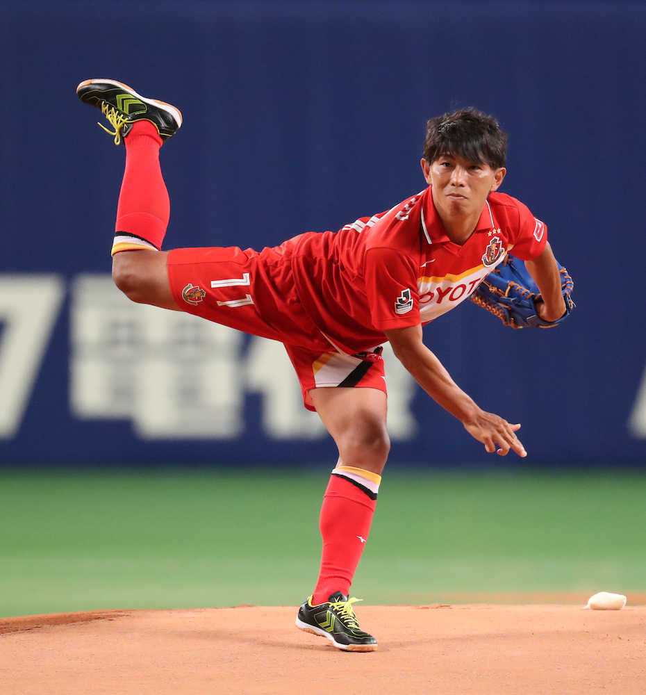 ＜中・広＞始球式で投げる名古屋の佐藤寿人
