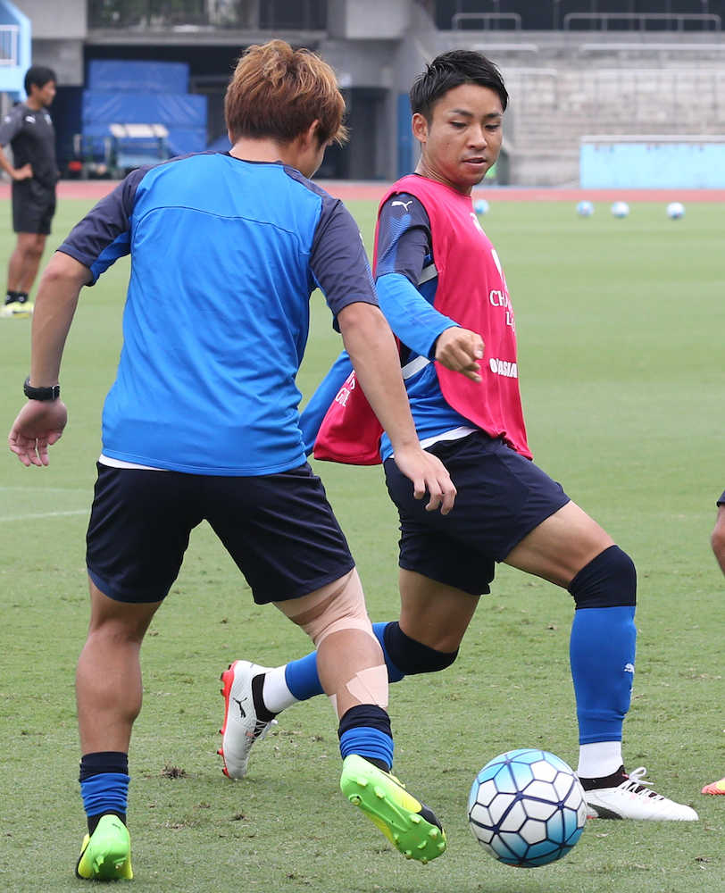 練習で阿部（左）と競り合う川崎Ｆ・小林