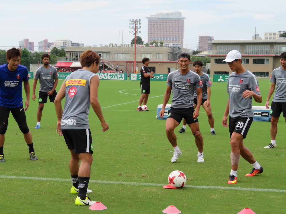 ボール回しで汗を流す浦和の日本代表ＤＦ槙野（手前の右から２人目）