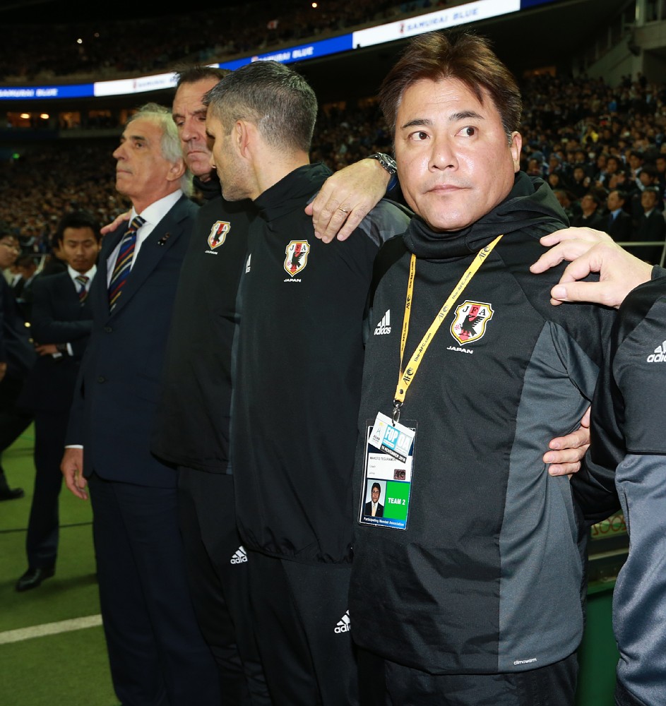 日本代表の手倉森コーチ（右）
