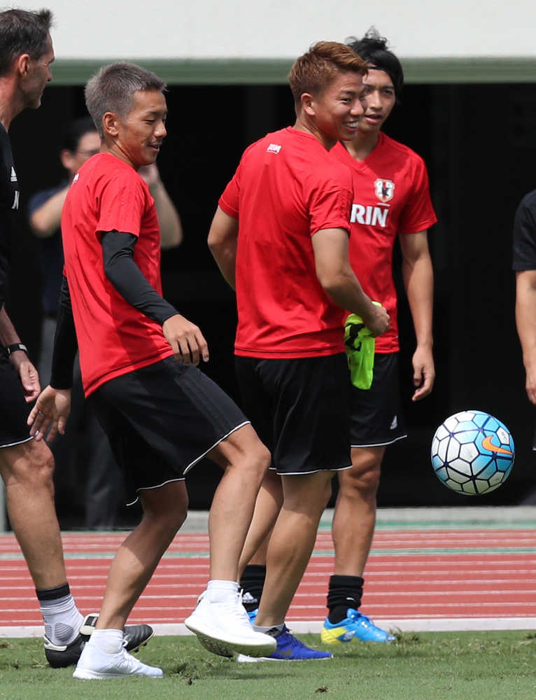 ＜日本代表練習＞ボール回しをする（右から）柴崎、浅野、井手口
