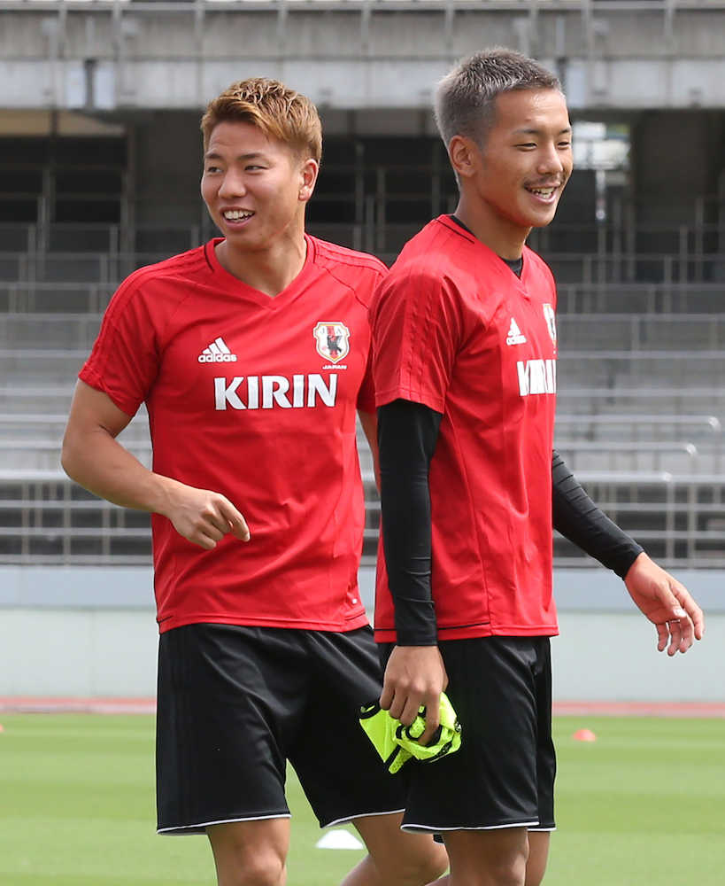 サッカー日本代表練習 笑顔の井手口と浅野 左 スポニチ Sponichi Annex サッカー
