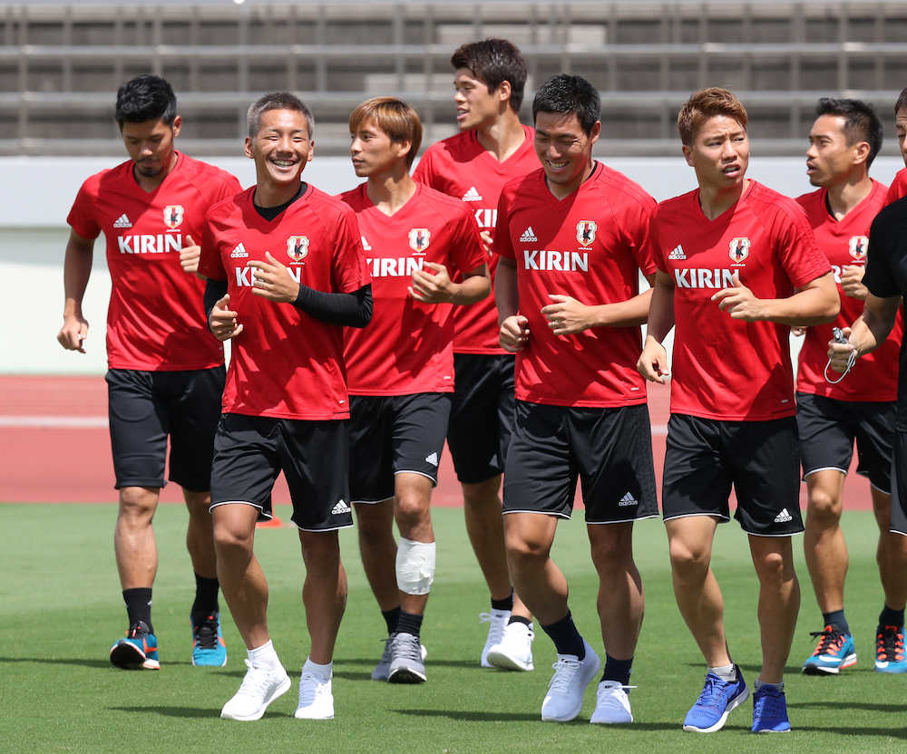 ＜日本代表練習＞ランニングをする（左から）山口、井手口、乾、酒井宏、昌子、浅野、長友