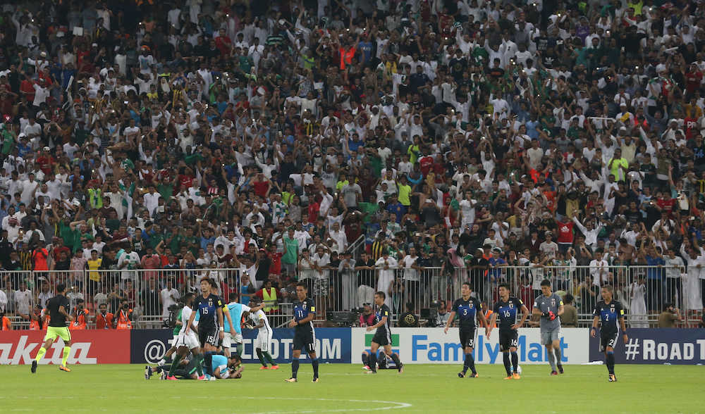 試合終了の瞬間、喜ぶサウジアラビアイレブンとサポーター