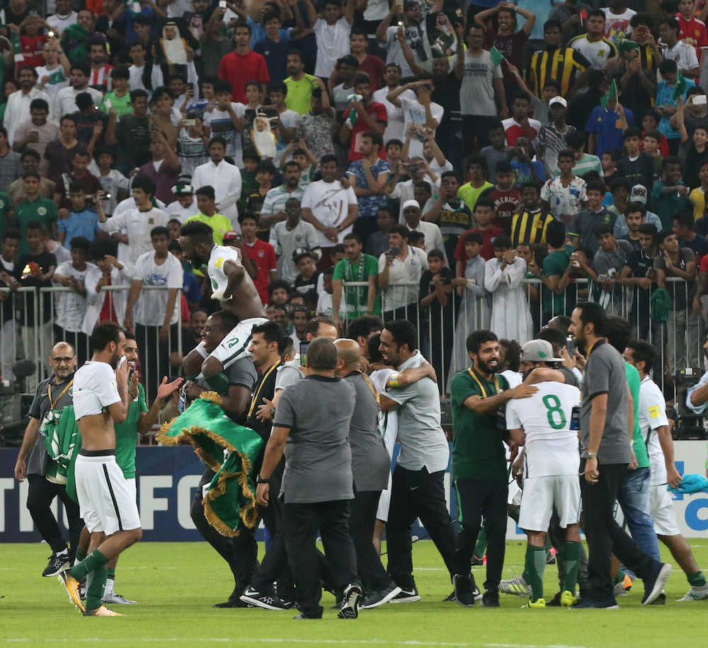 Ｗ杯出場を決め喜ぶサウジアラビアイレブンと関係者たち