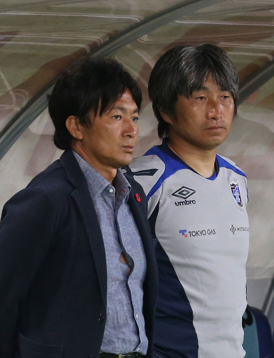 退任を発表したＦＣ東京・篠田監督（左）と暫定的に指揮を執る安間コーチ