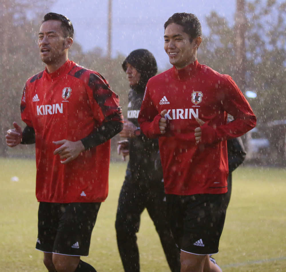 武藤は降りしきる雨の中、日本代表合宿に合流し吉田（左）とともにランニング