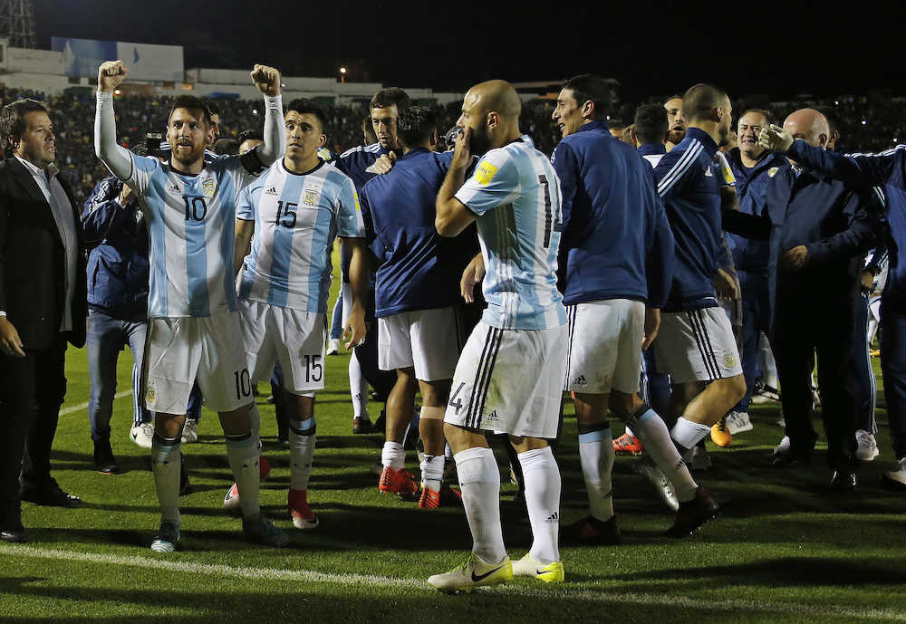 エクアドルを下してＷ杯出場を決め、ガッツポーズのメッシ（左）らアルゼンチン代表（ＡＰ）