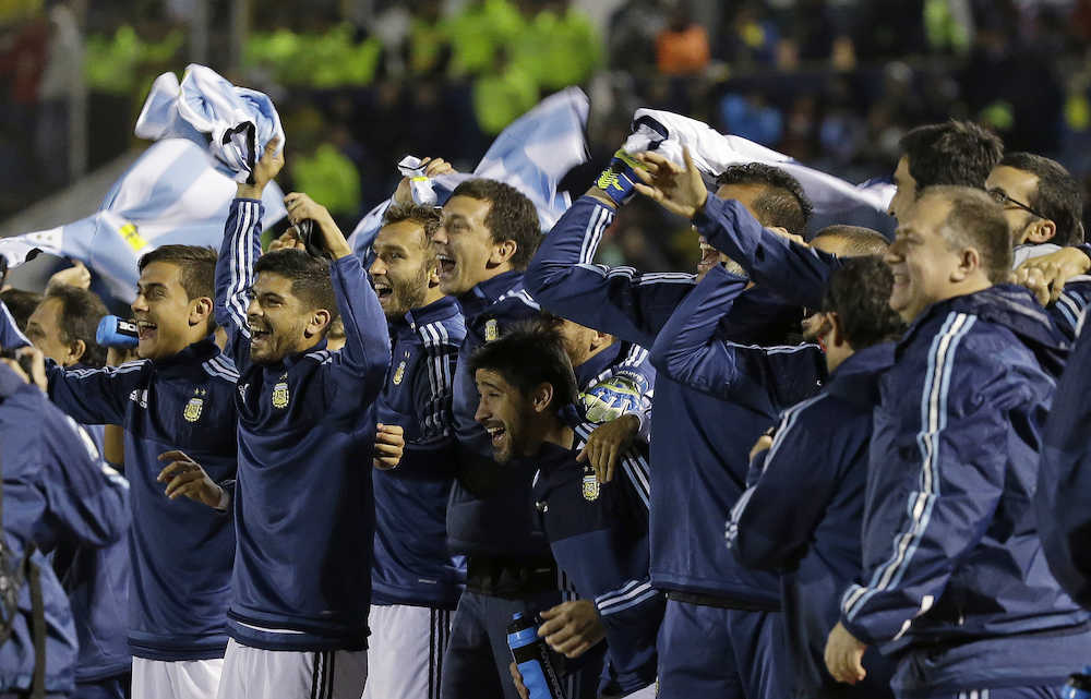 エクアドルを下してＷ杯出場を決め、喜ぶアルゼンチンの選手たち　（ＡＰ）
